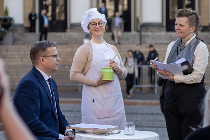 Petteri Orpo istuu Ravintola Reformin pöydässä Säätytalon edessä.