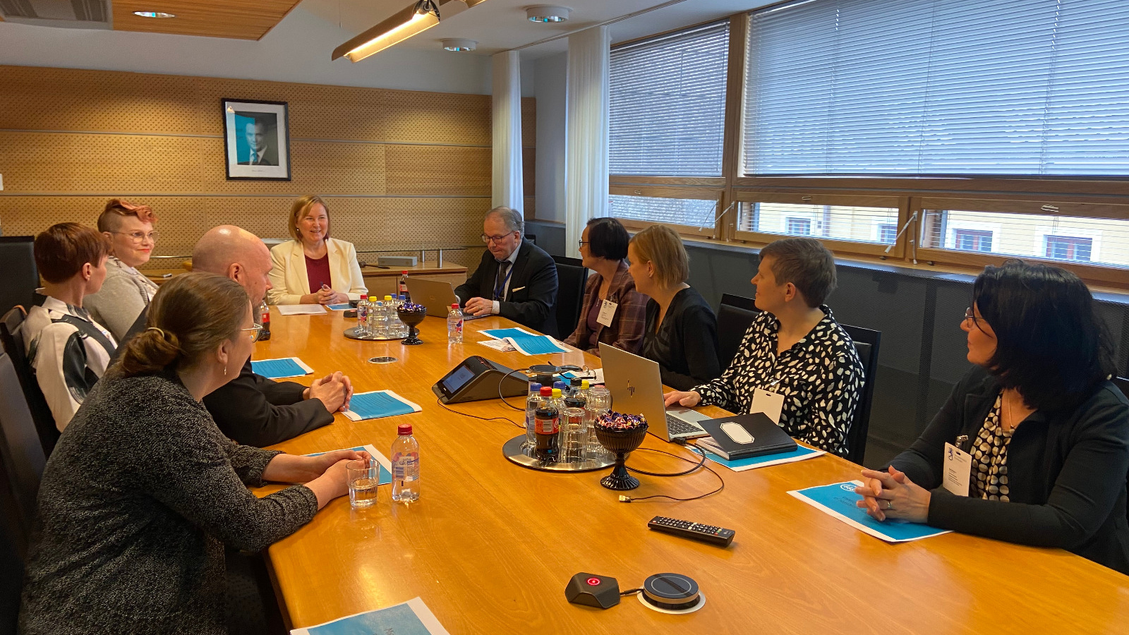 Mielenterveyspoolin ohjausryhmä ja sihteeristö tapaamassa sosiaali- ja terveysministeri Kaisa Juusoa 15. maaliskuuta.