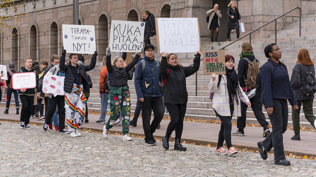 Mielenosoittajia eduskuntatalon edessä osoittamassa mieltään terapiatakuun puolesta